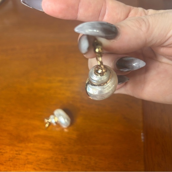 Shell teardrop dangle earrings gold leafed and handmade stud closure - Picture 4 of 8